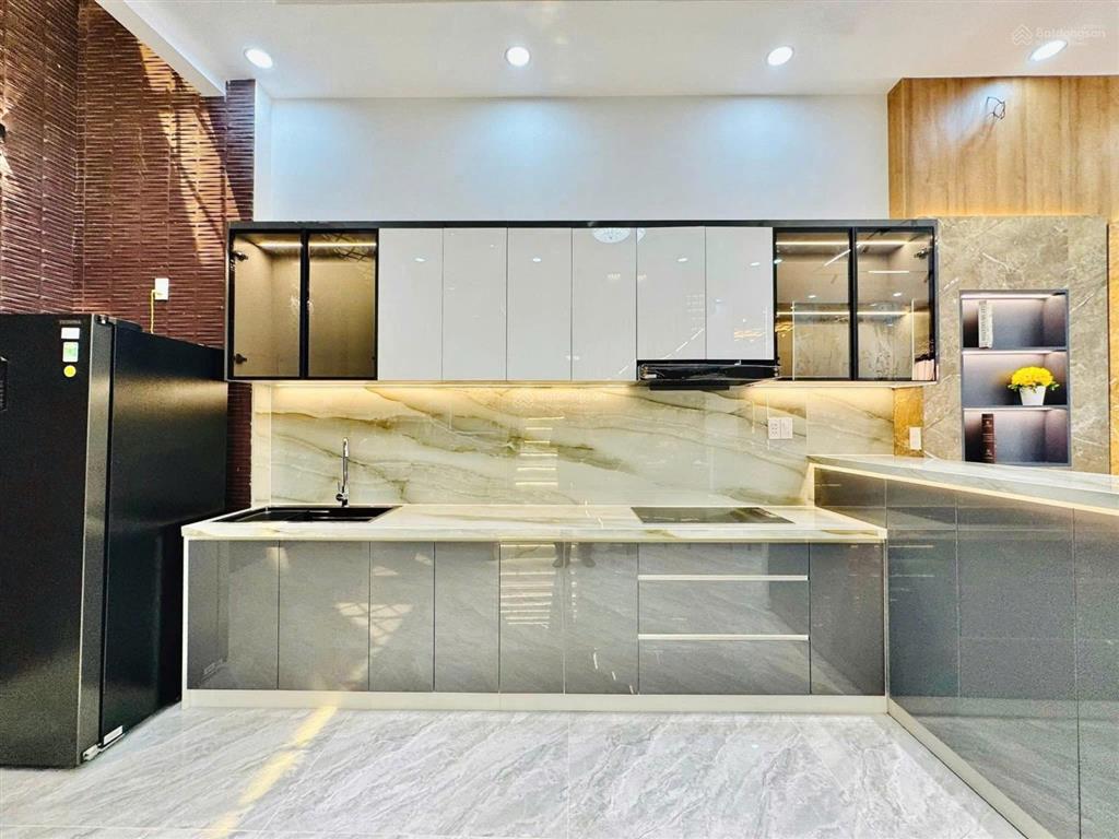Hàng hiếm  đ.phan văn trịgv giá 2tỷ1  57m2 shr vào ở liền hẻm xe hơi.