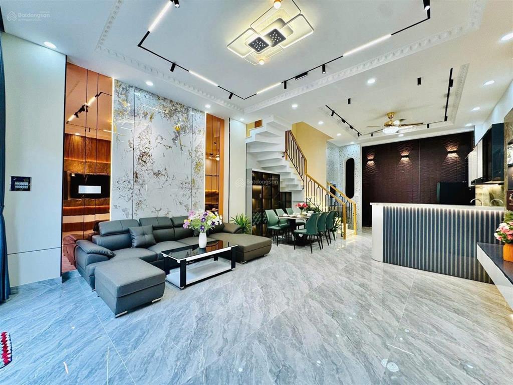 Hàng hiếm  đ.phan văn trịgv giá 2tỷ1  57m2 shr vào ở liền hẻm xe hơi.