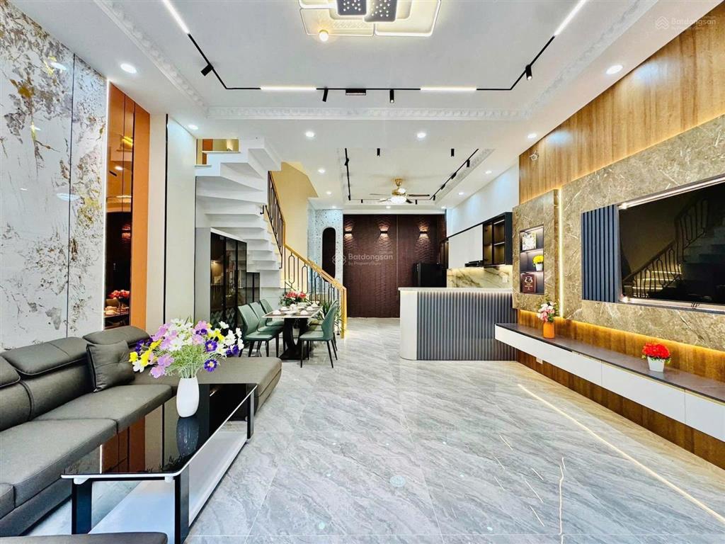 Hàng hiếm  đ.phan văn trịgv giá 2tỷ1  57m2 shr vào ở liền hẻm xe hơi.