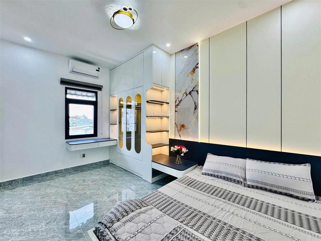 Hàng hiếm  đ.phan văn trịgv giá 2tỷ1  57m2 shr vào ở liền hẻm xe hơi.