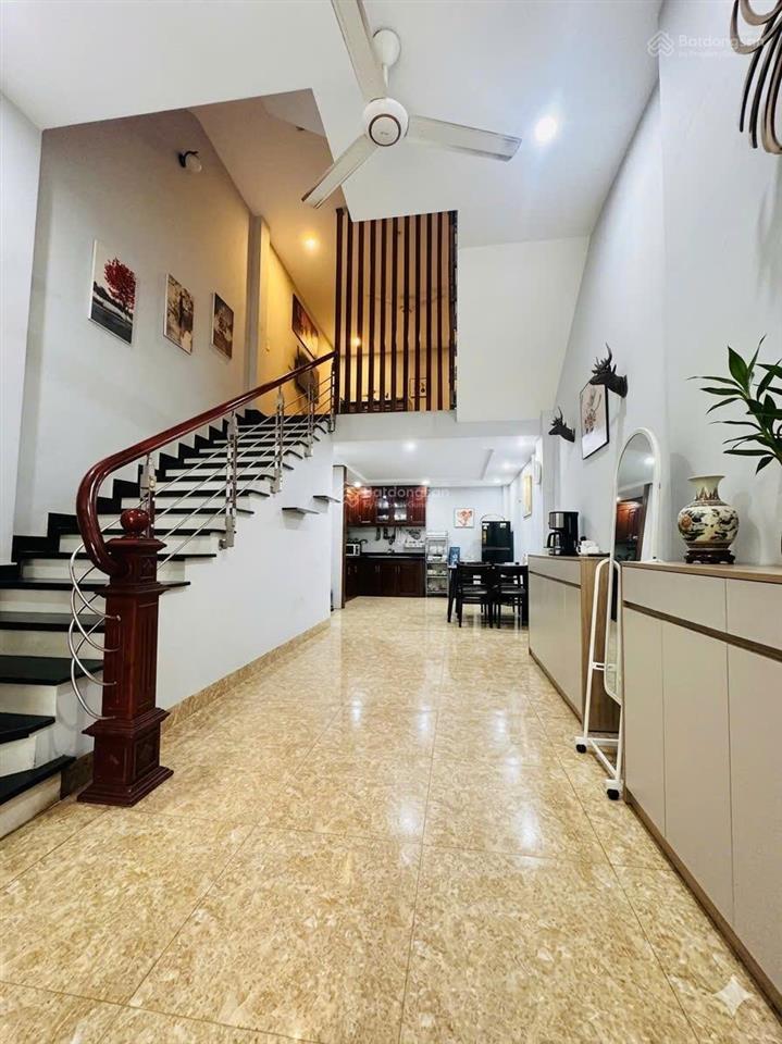 Chủ ngộp oxy  bán gấp nhà ngọc thụy 50m2 11 tỷ  ô tô đỗ cổng