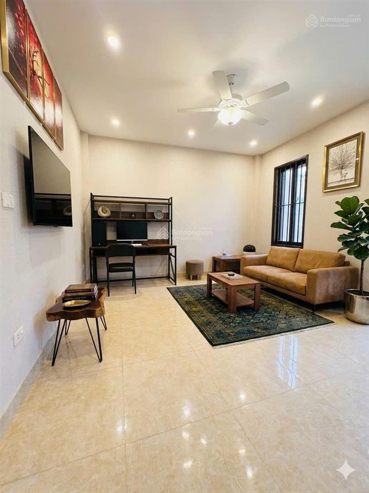 Chủ ngộp oxy  bán gấp nhà ngọc thụy 50m2 11 tỷ  ô tô đỗ cổng