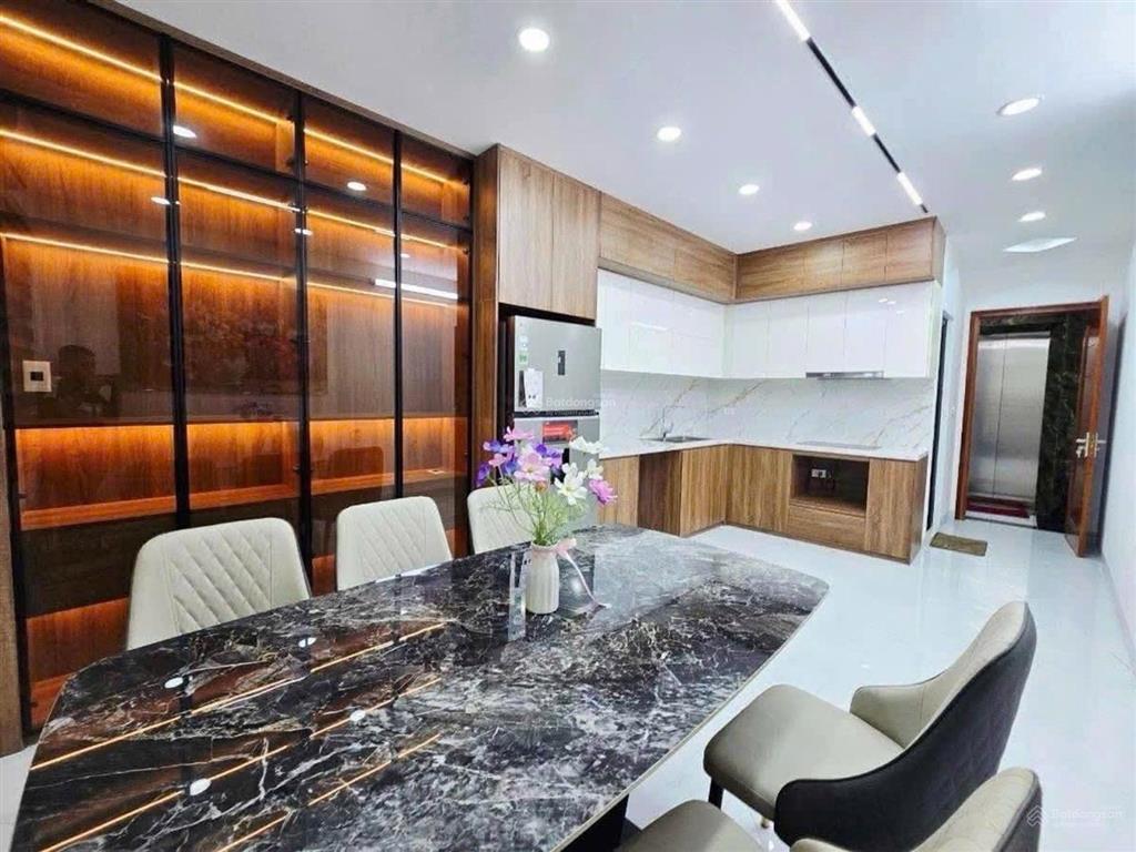 Cầu nhượng gấp nhà xuân thủy  giấy phân lô 10m ra ô tô, thang máy 37m, 6 tầng, giá 11 tỷ 1.