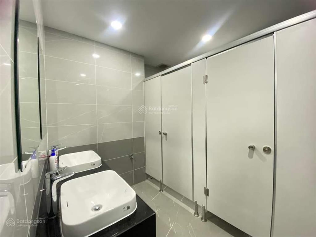 Cho thuê văn phòng mặt tiền đường hồ hảo hớn phường cầu ông lãnh  dt 200m2 giá 50 triệu/tháng