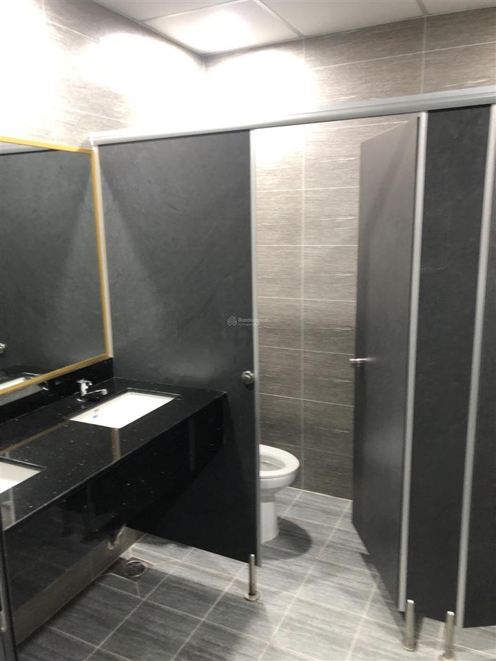 Cho thuê văn phòng mặt tiền đường hồ hảo hớn phường cầu ông lãnh  dt 200m2 giá 50 triệu/tháng