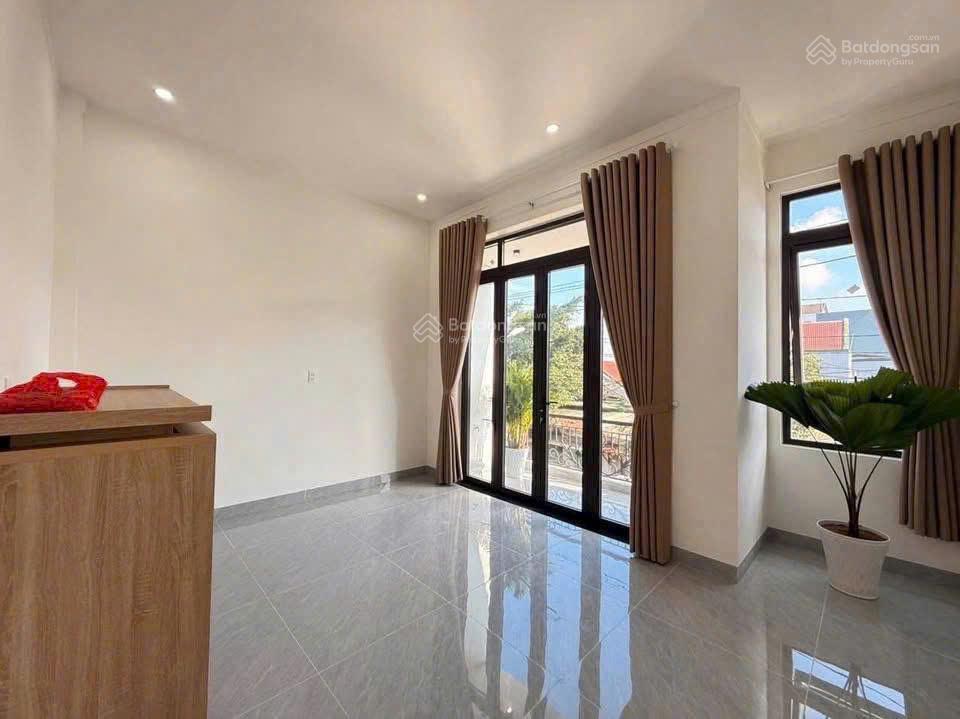 Nhà 1 trệt 1 lầu ngay cây xăng thạnh phú  100m2 thổ cư đúng 1 tỷ690 còn bớt