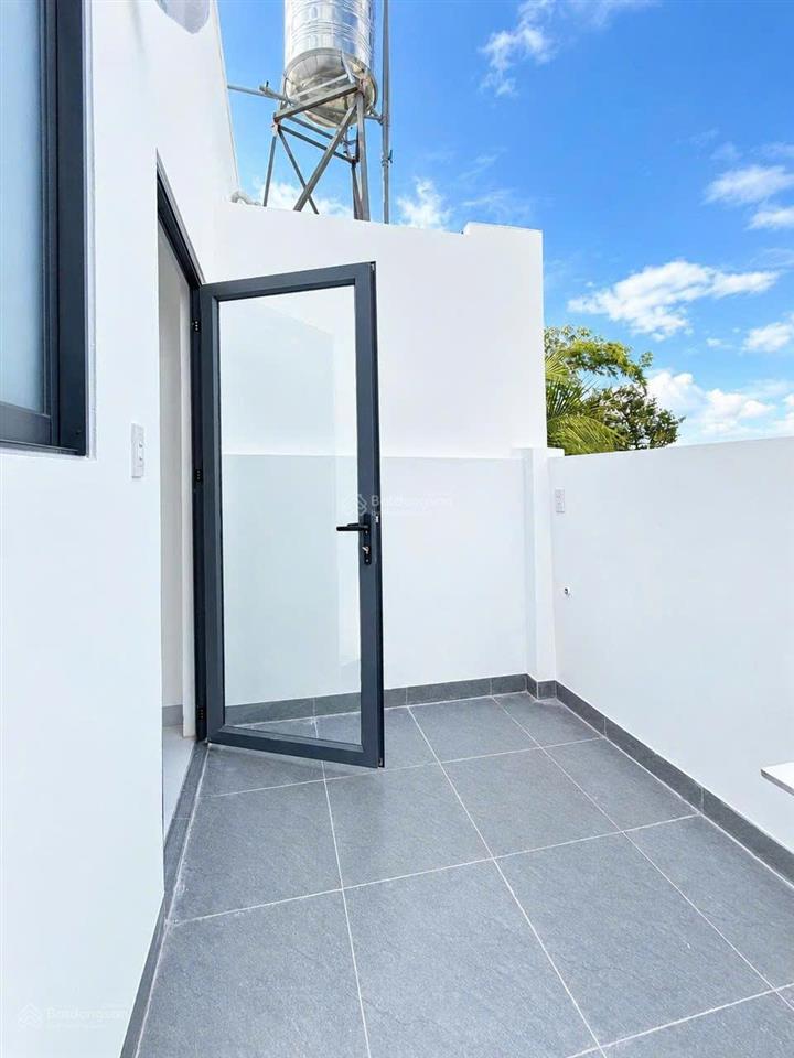 Bán nhà lầu 100m2 full thổ cư 4pn, 2nvs ngay ngã 3 bình ý tân triều
