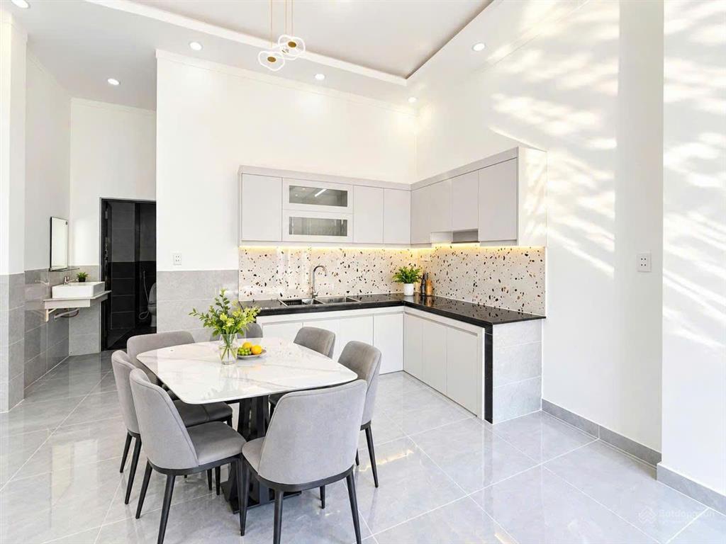 Bán nhà lầu 100m2 full thổ cư 4pn, 2nvs ngay ngã 3 bình ý tân triều