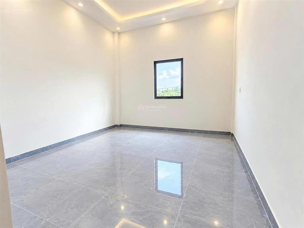 Bán nhà lầu mới xây trong kdc sạch đẹp tặng full nội thất trị giá 200 triệu
