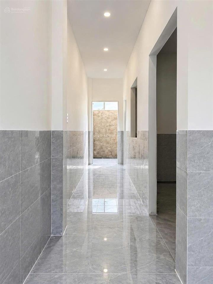 Bán nhà lầu mới xây trong kdc sạch đẹp tặng full nội thất trị giá 200 triệu