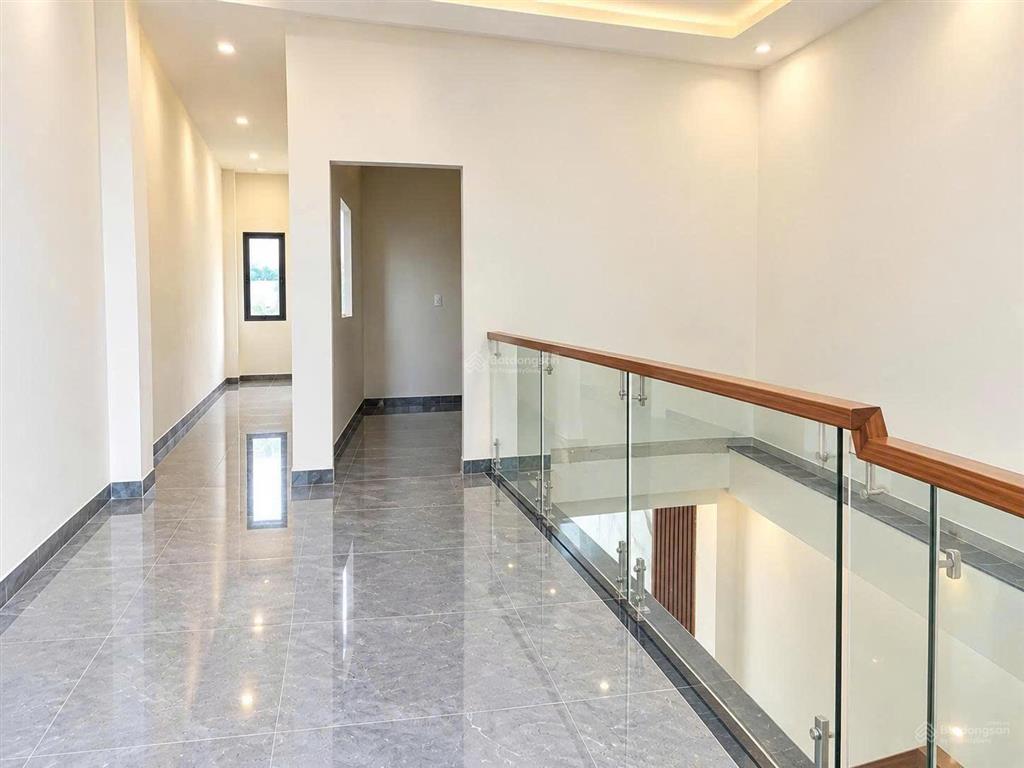 Bán nhà lầu mới xây trong kdc sạch đẹp tặng full nội thất trị giá 200 triệu