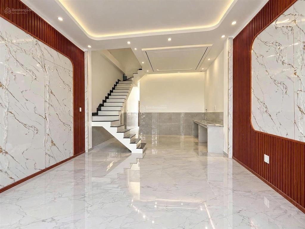 Bán nhà lầu mới xây trong kdc sạch đẹp tặng full nội thất trị giá 200 triệu