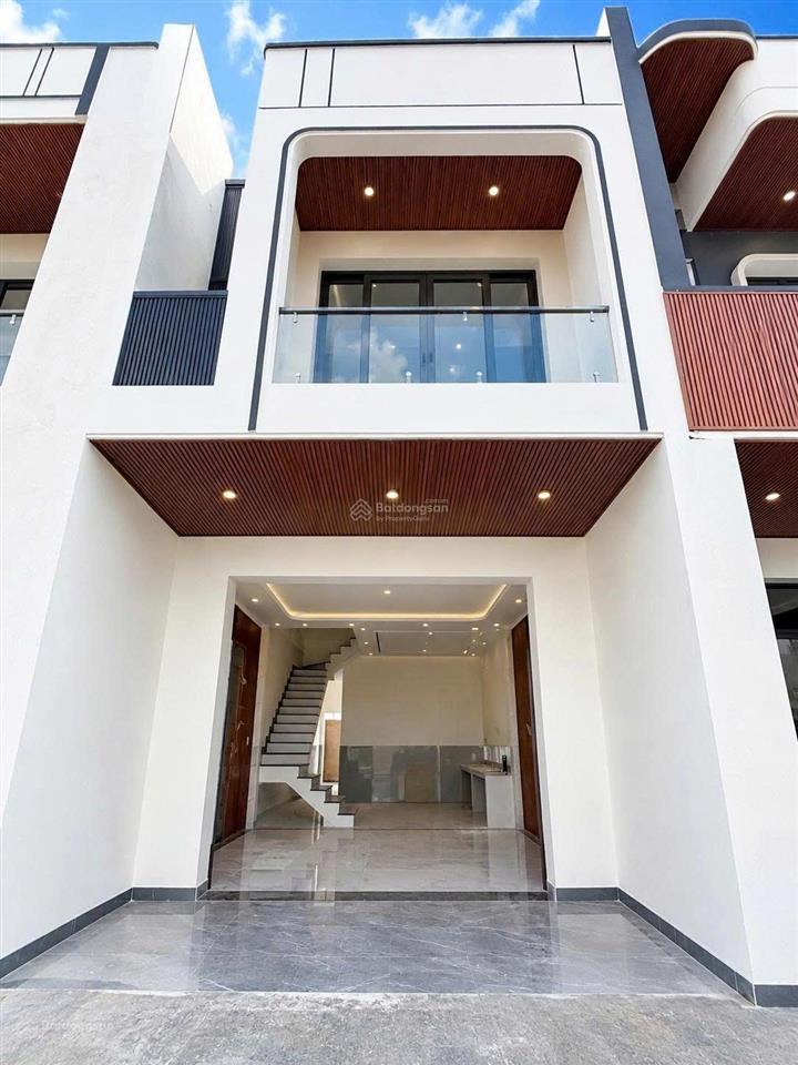 Bán nhà lầu mới xây trong kdc sạch đẹp tặng full nội thất trị giá 200 triệu
