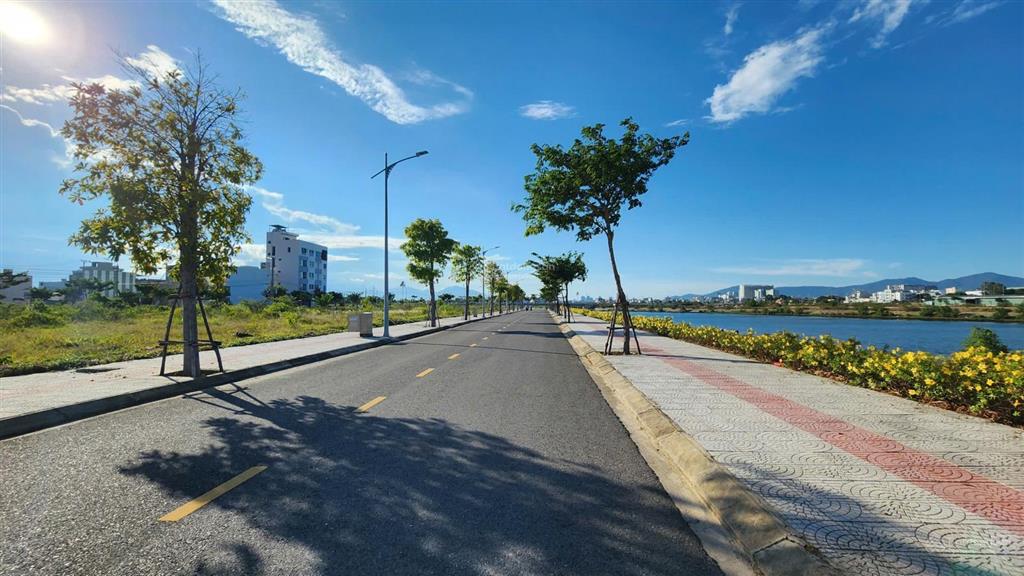 Hiếm! lô góc ngay đầm sen vị trí đẹp, view công viên
