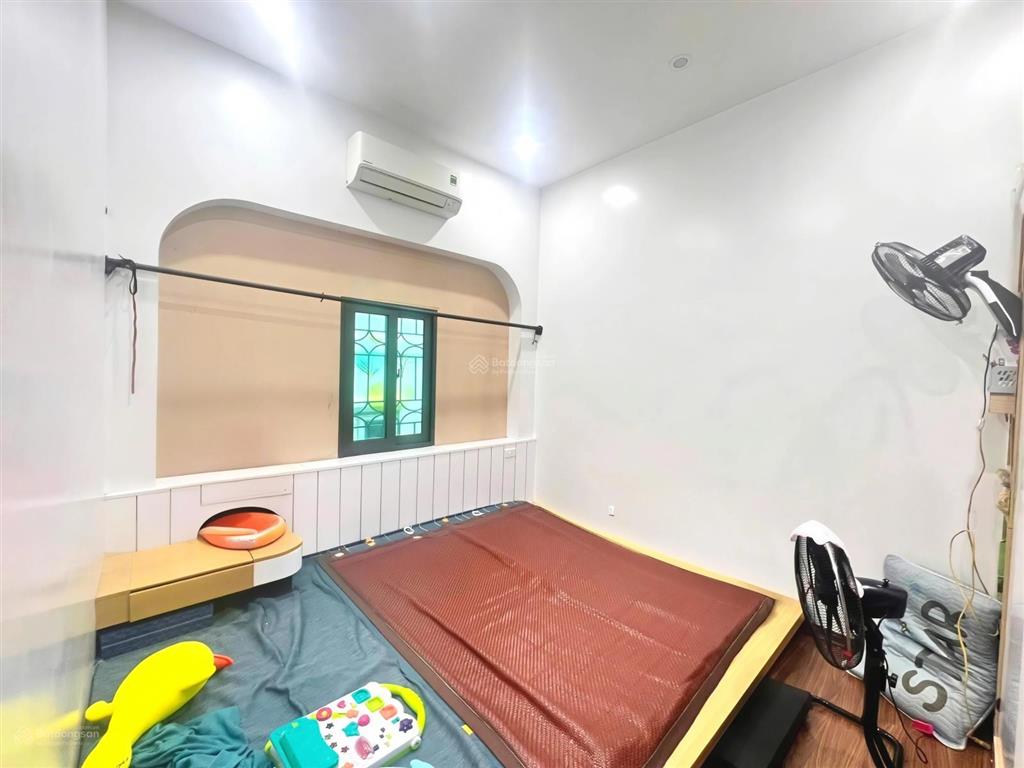 Chính chủ bán nhà ngõ 79 cầu giấy 45m2*5t, 4pn, tặng full nội thất, không quy hoạch, giá chào 8tỷ7