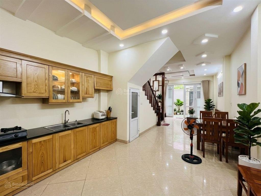 Bán nhà ngõ 3 nguyễn khánh toàn 40m2*5t, ô tô đỗ cửa vào nhà, ngõ thông, full nội thất, giá 10,8 tỷ