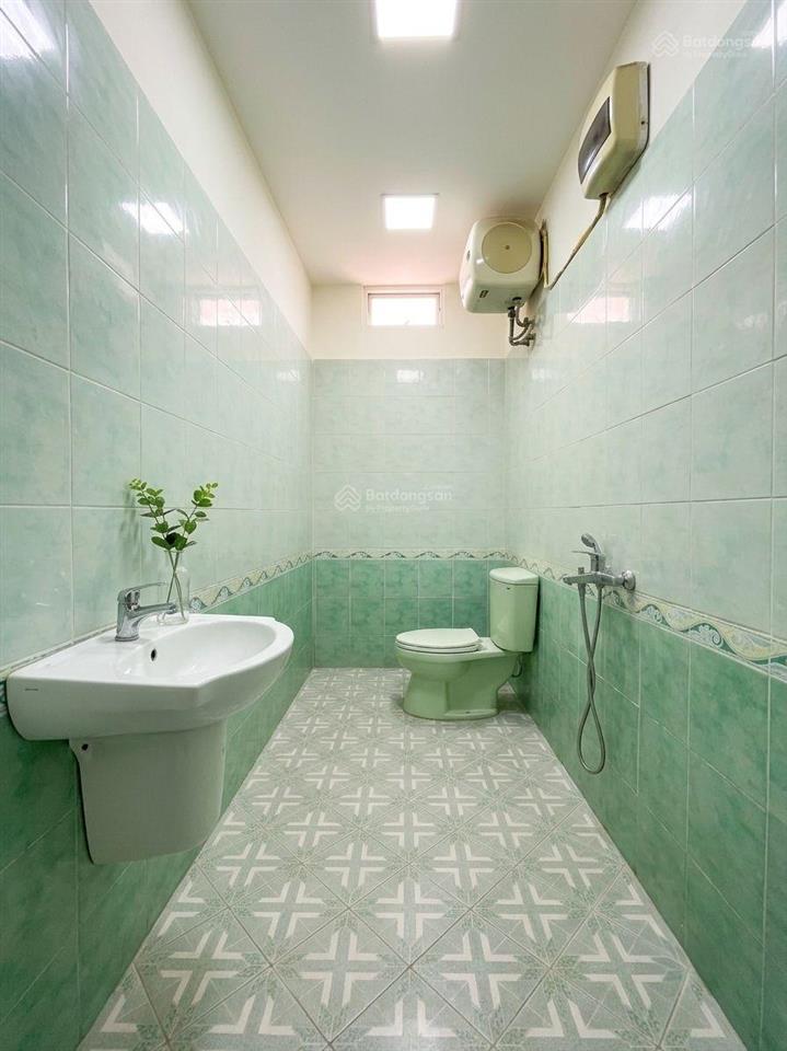Chính chủ bán nhà ngõ 68 cầu giấy 40m2*5t, lô góc, ngõ rộng 2m5, sổ vuông, giá chào 7tỷ8 (tl)