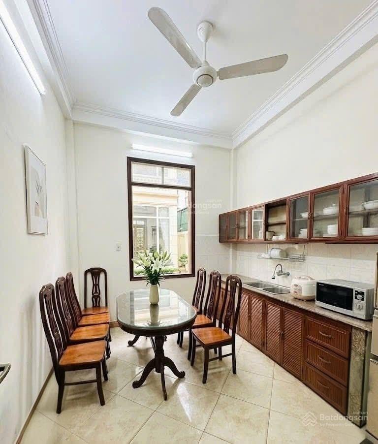 Bán nhà ngõ 130 xuân thủy 40m2*5t, lô góc 3 thoáng, ô tô tránh, 30m ra phố, sổ vuông, giá 11tỷ8(tl)