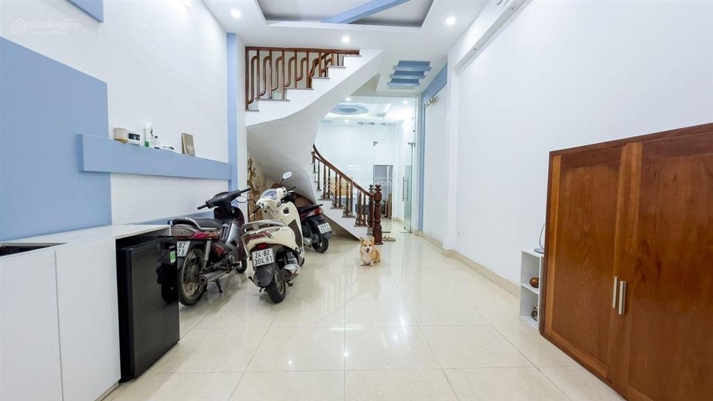 Bán nhà phân lô hoàng quốc việt 40m2*5t, ô tô đỗ cửa vào nhà, 30m ô tô tránh, 60m ra phố, giá 13tỷ8