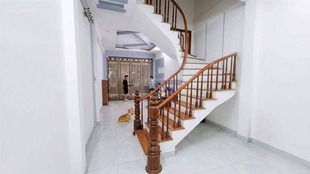 Bán nhà phân lô hoàng quốc việt 40m2*5t, ô tô đỗ cửa vào nhà, 30m ô tô tránh, 60m ra phố, giá 13tỷ8