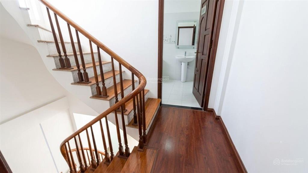 Bán nhà phân lô hoàng quốc việt 40m2*5t, ô tô đỗ cửa vào nhà, 30m ô tô tránh, 60m ra phố, giá 13tỷ8