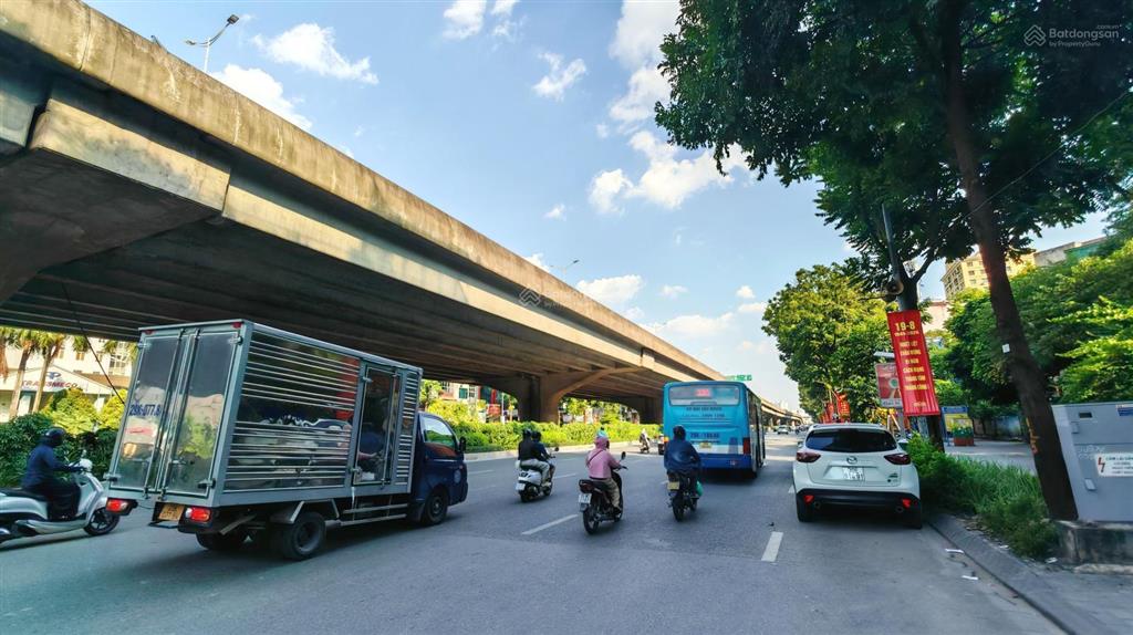 Bán đất tặng nhà c4  khuất duy tiến, 40m2, ô tô tránh dừng đỗ 24/7, cách 20m ra phố, nở hậu, 11tỷ5