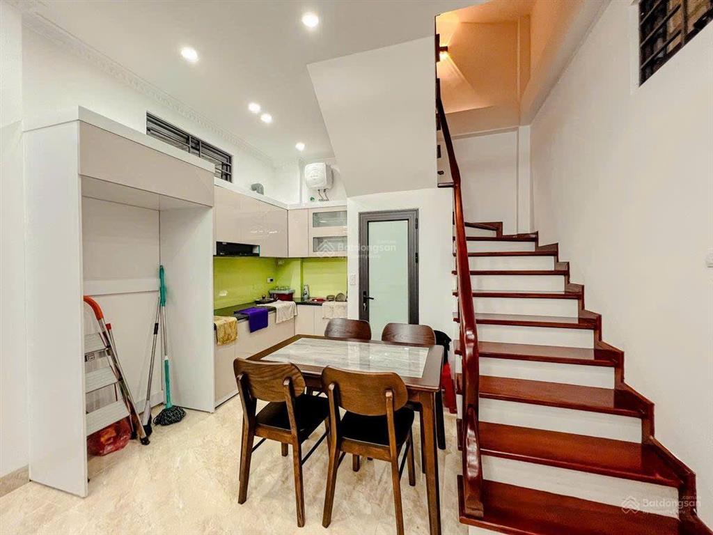 Bán nhà cầu giấy 34m2*5t, lô góc 3 thoáng, bagac đỗ cửa, full nội thất, 4pn, nở hậu, giá 6tỷ7 (tl)