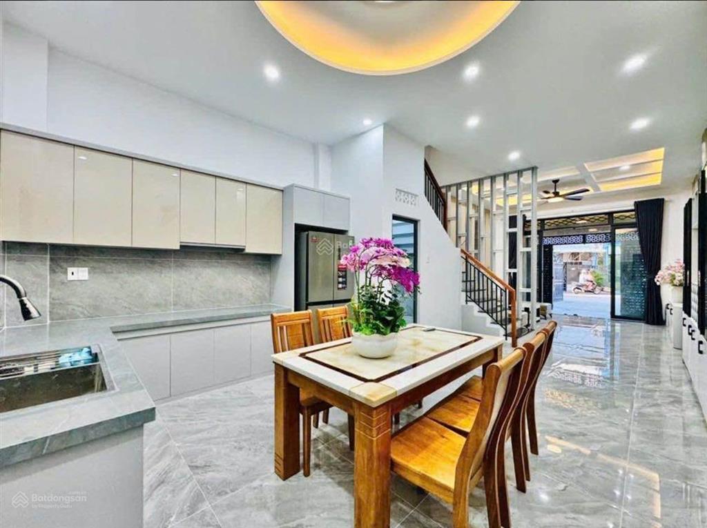 Nàng hoa hậu mới xây đẹp lung linh 4 tầng ngay ngã tư thống nhấtquang trungdt 70m2 giá 8.x tỷ