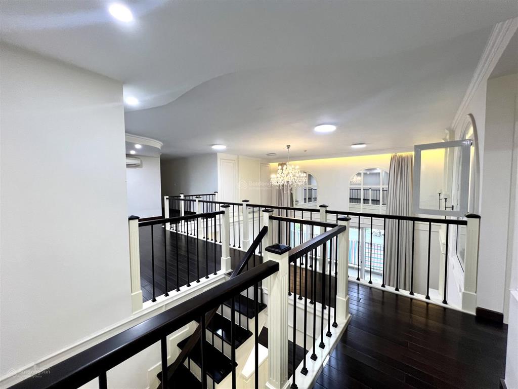 350m2 thông tầng  trần cao 5,4m như villa trên không