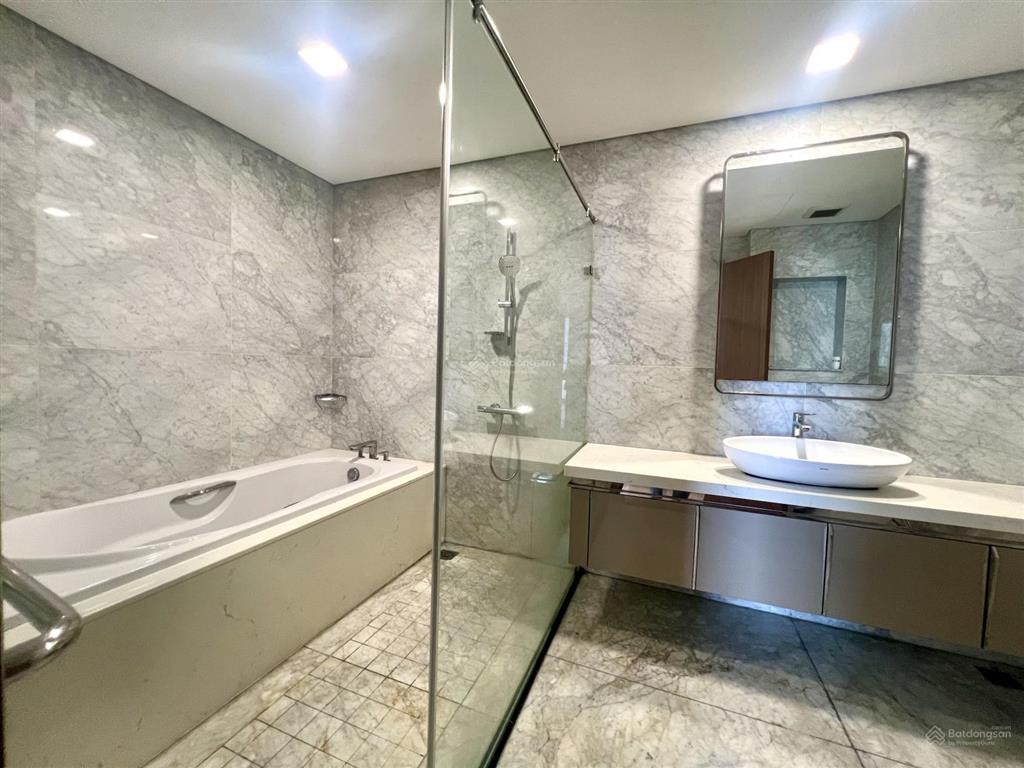Cho thuê cc tại landmark 81, 109 triệu, 172m2, 4pn, 3wc, không nội thất