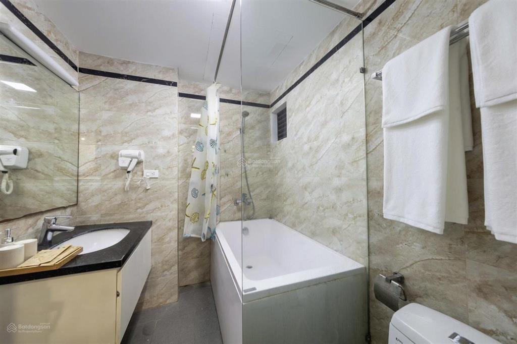 Cho thuê apartment 1k1n tại phố linh lang 45m 9tr5 có bồn tắm giặt sấy riêng