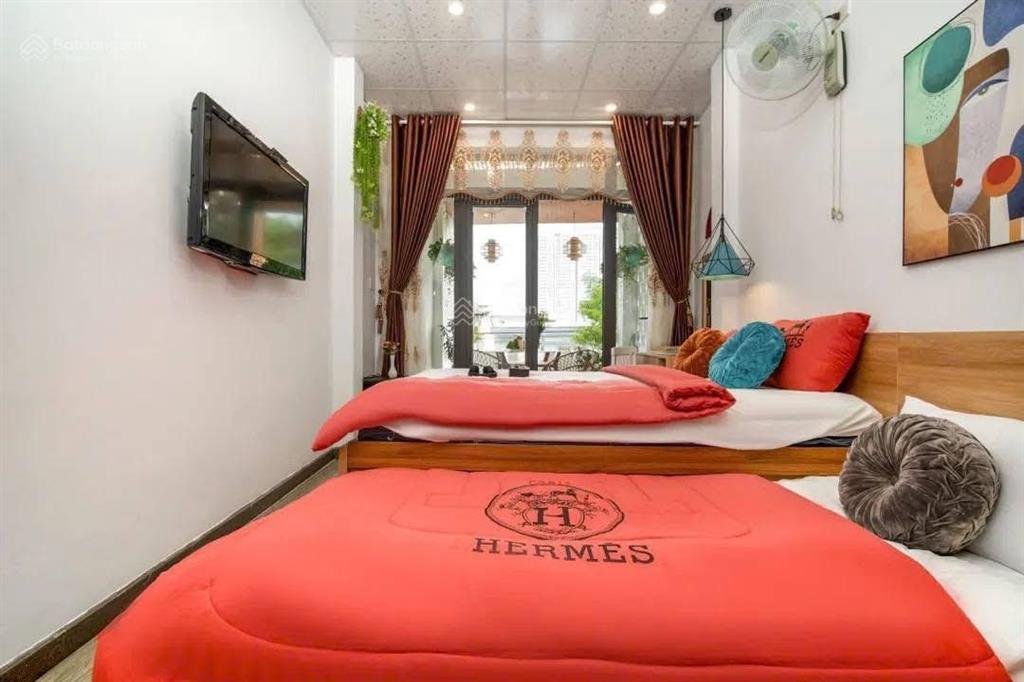 Giảm sốc 2 tỷ nhà có thang máy nhà 4 tầng mặt tiền lý thái tổ dt 126m nở hậu 11m