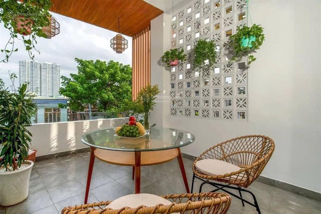 Giảm sốc 2 tỷ nhà có thang máy nhà 4 tầng mặt tiền lý thái tổ dt 126m nở hậu 11m