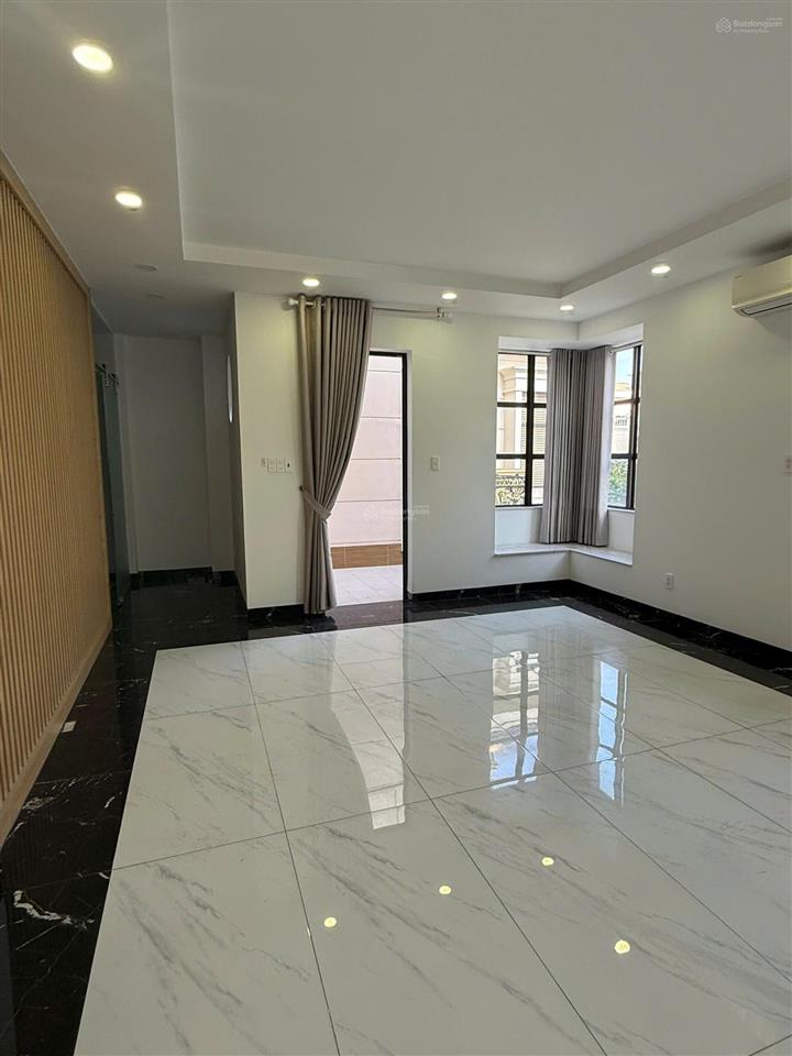 Cho thuê biệt thự 200m2 khu cityland park hills, vị trí đẹp có thang máy và sẵn máy lạnh