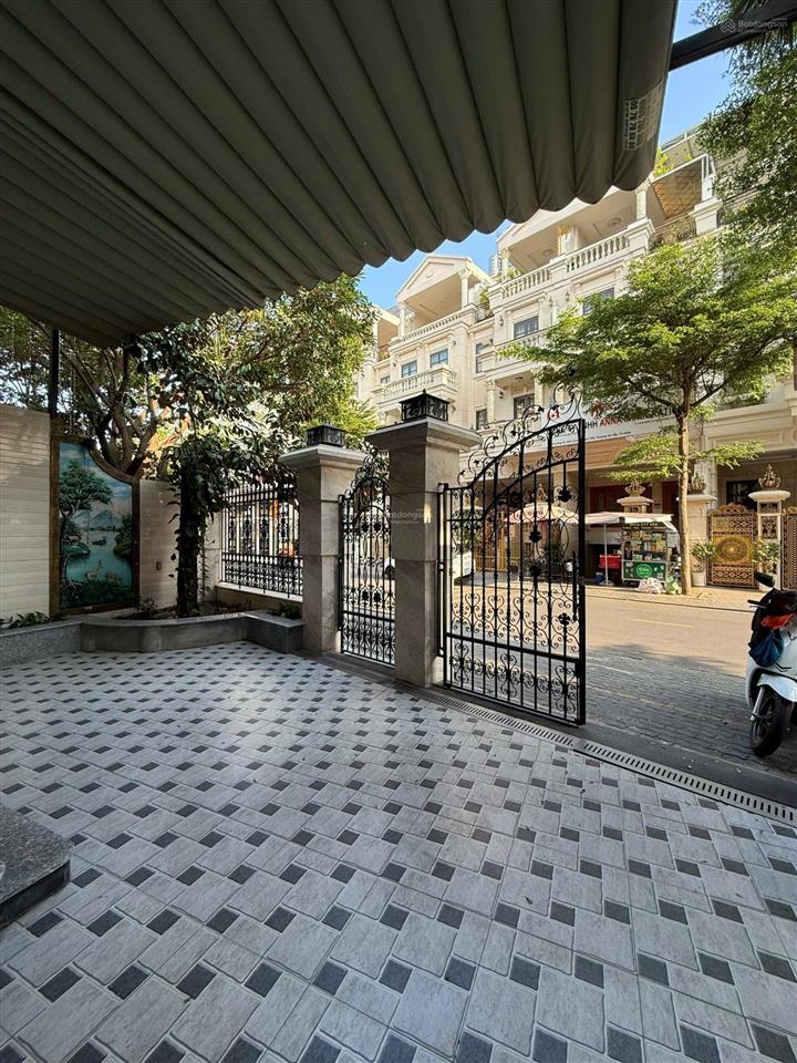 Cho thuê biệt thự 200m2 khu cityland park hills, vị trí đẹp có thang máy và sẵn máy lạnh