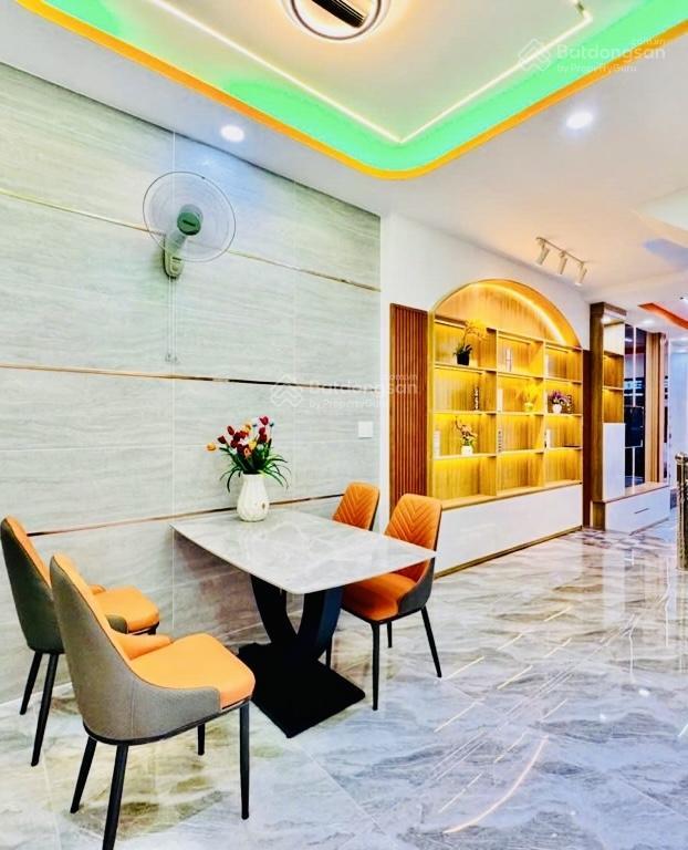 Nhà đẹp tặng full nội thất, hẻm xe hơi 5m, 72m2 (4mx18m), 3 tầng, gần nhà ga t3