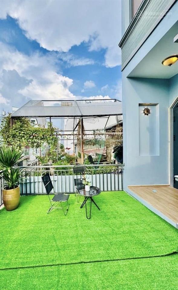 Nhà đẹp tặng full nội thất, hẻm xe hơi 5m, 72m2 (4mx18m), 3 tầng, gần nhà ga t3