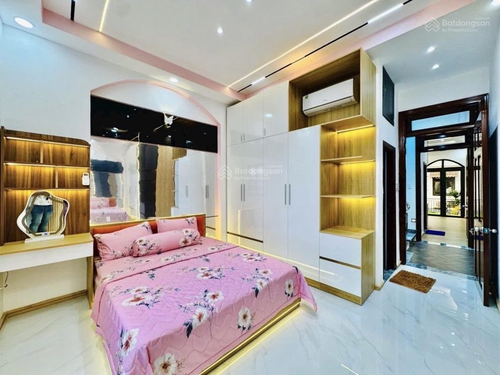 Nhà đẹp tặng full nội thất, hẻm xe hơi 5m, 72m2 (4mx18m), 3 tầng, gần nhà ga t3