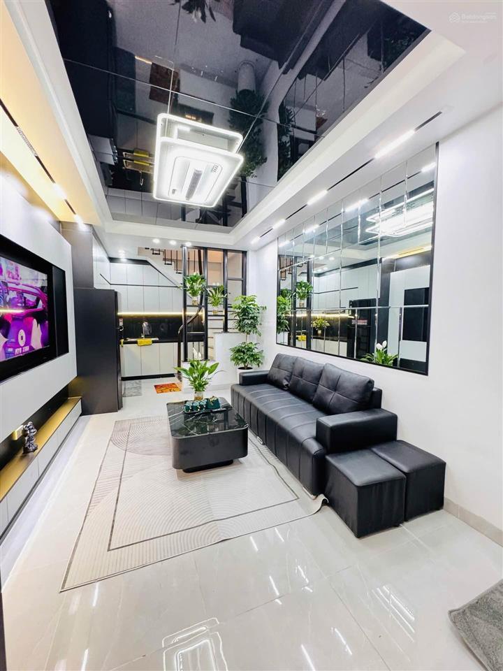 Oto đỗ cửa2 thoánggần sát mặt phốngõ thông phố đặng tiến đông.dt 30m5t8.6tỷ ctl