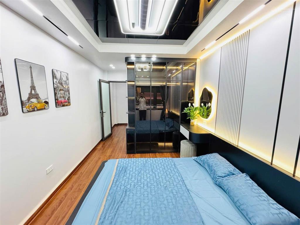 Oto đỗ cửa2 thoánggần sát mặt phốngõ thông phố đặng tiến đông.dt 30m5t8.6tỷ ctl