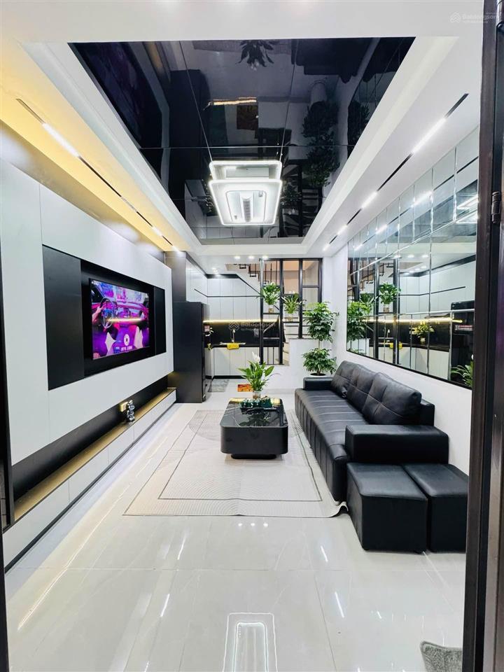 Oto đỗ cửa2 thoánggần sát mặt phốngõ thông phố đặng tiến đông.dt 30m5t8.6tỷ ctl