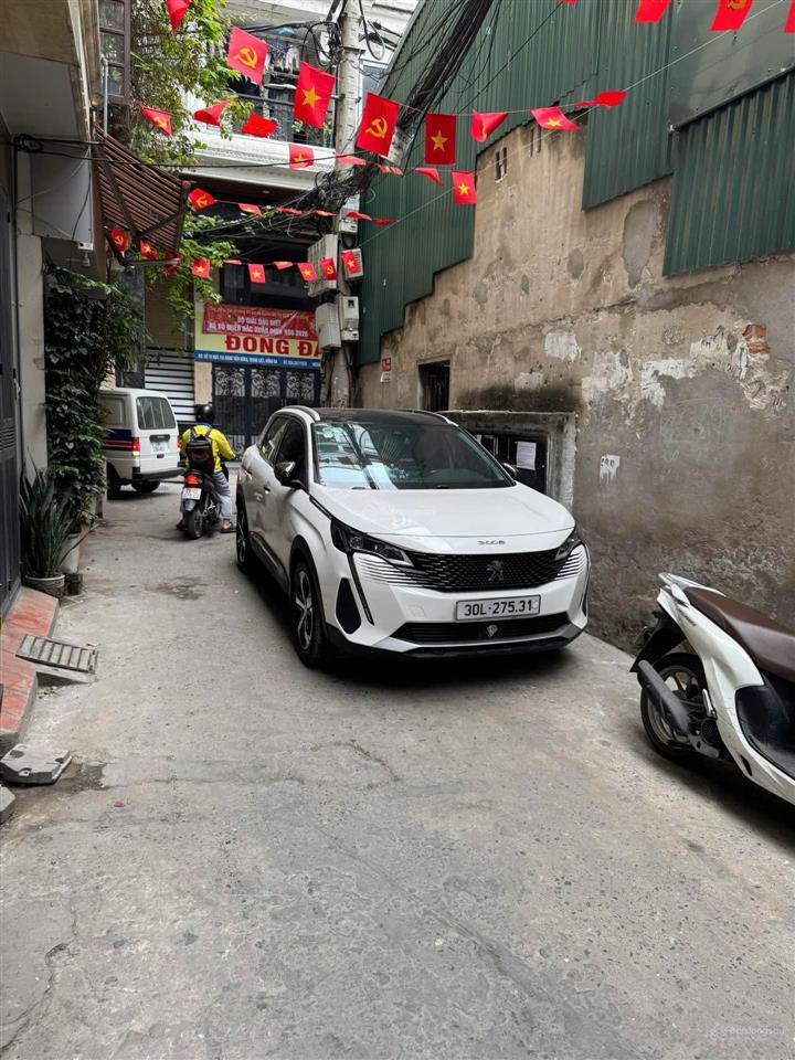 Oto đỗ cửa2 thoánggần sát mặt phốngõ thông phố đặng tiến đông.dt 30m5t8.6tỷ ctl