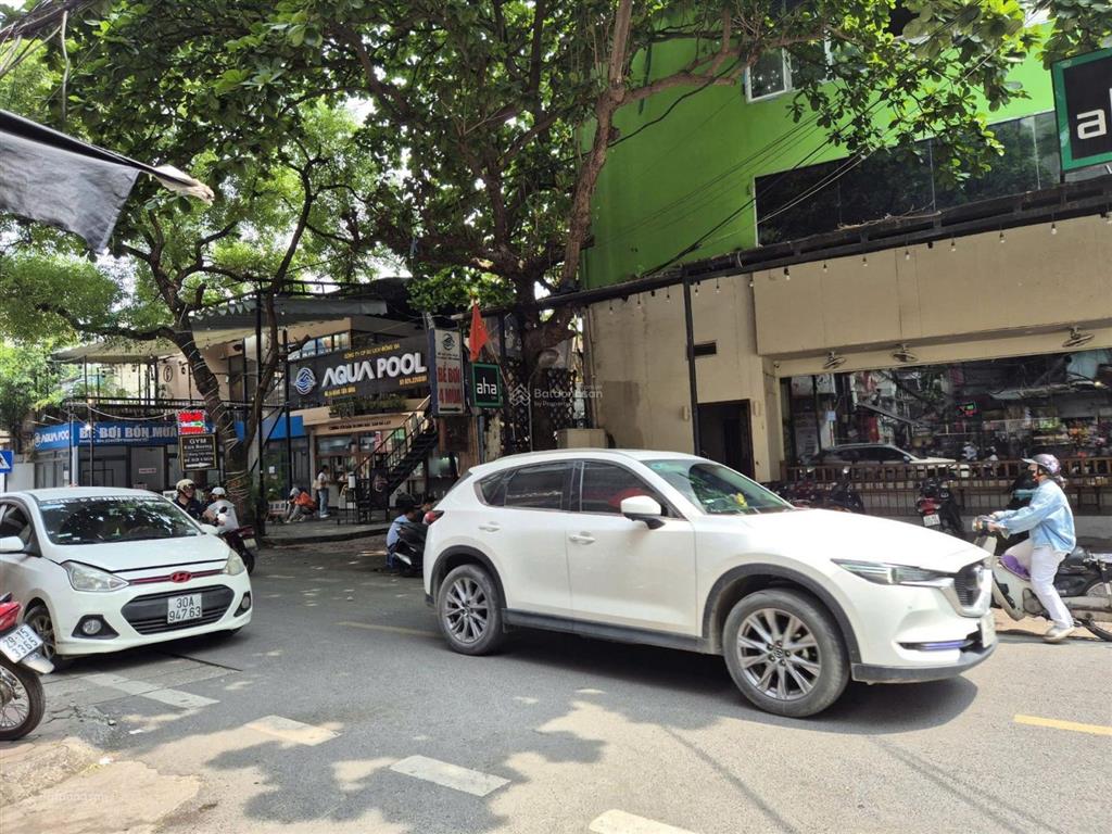 Oto đỗ cửa2 thoánggần sát mặt phốngõ thông phố đặng tiến đông.dt 30m5t8.6tỷ ctl