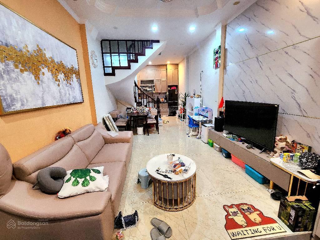 Bán nhà hoàng cầu10m ra mặt phốsát mặt hồ hoàng cầungõ rộng.dt 50m5tmt 4m16.8tỷ ctl