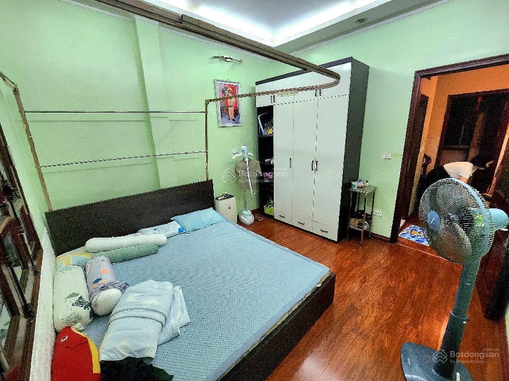 Bán nhà hoàng cầu10m ra mặt phốsát mặt hồ hoàng cầungõ rộng.dt 50m5tmt 4m16.8tỷ ctl