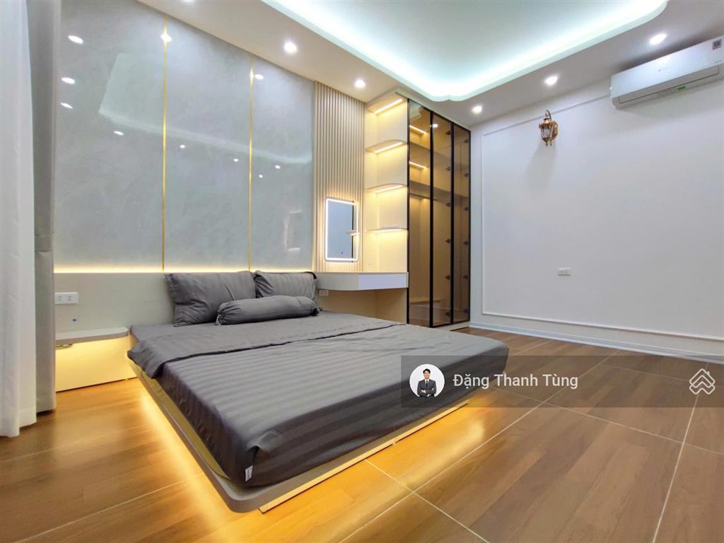 Bán nhà riêng thang máy khu vực đống đa  ô tô 7 chỗ đỗ cửa, 20m ra phố  dt 35m2  mt 5m x 6 tầng