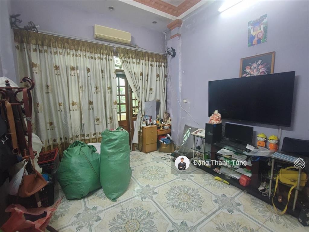 Bán nhà riêng mặt hồ hoàng cầu  kinh doanh  oto vào nhà chỉ cách đường sát trên cao 300m gần phố.
