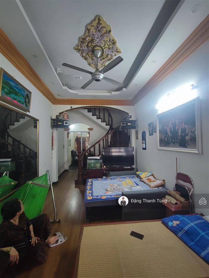 Bán nhà riêng mặt hồ hoàng cầu  kinh doanh  oto vào nhà chỉ cách đường sát trên cao 300m gần phố.
