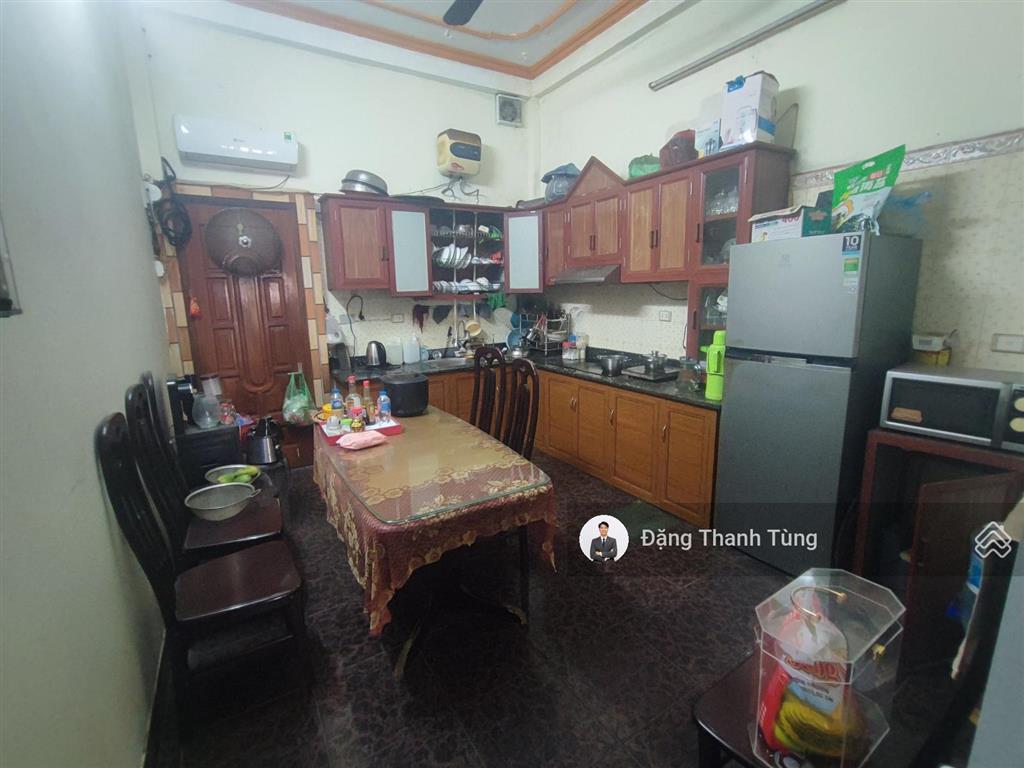 Bán nhà riêng mặt hồ hoàng cầu  kinh doanh  oto vào nhà chỉ cách đường sát trên cao 300m gần phố.