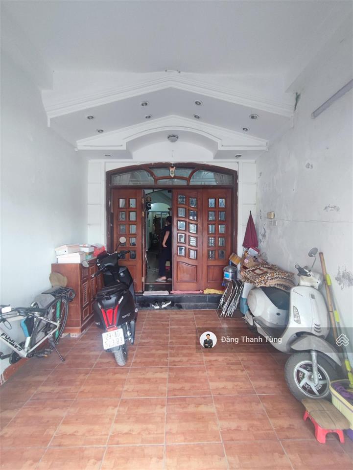 Bán nhà riêng mặt hồ hoàng cầu  kinh doanh  oto vào nhà chỉ cách đường sát trên cao 300m gần phố.